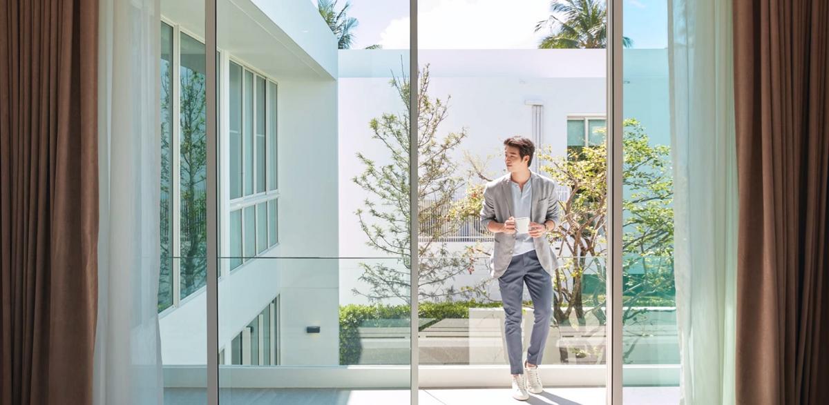 Thay bộ cửa nhôm kính để nâng tầm không gian. 