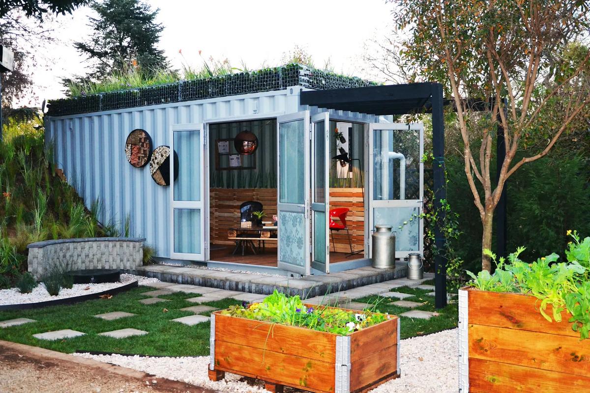 Homestay sân vườn thiết kế container mang phong cách công nghiệp