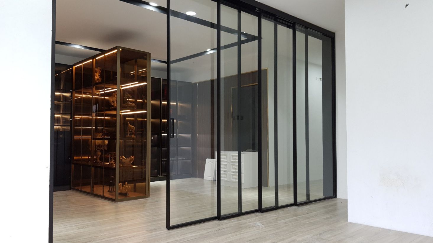 Việc tinh giản đi phần ray dưới giúp không gian sàn được liền mạch