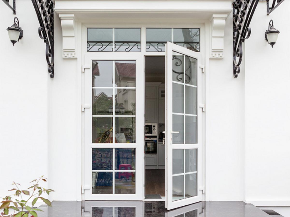 Cửa sau nhà bằng nhựa lõi thép (uPVC) cách âm, chống nước tốt
