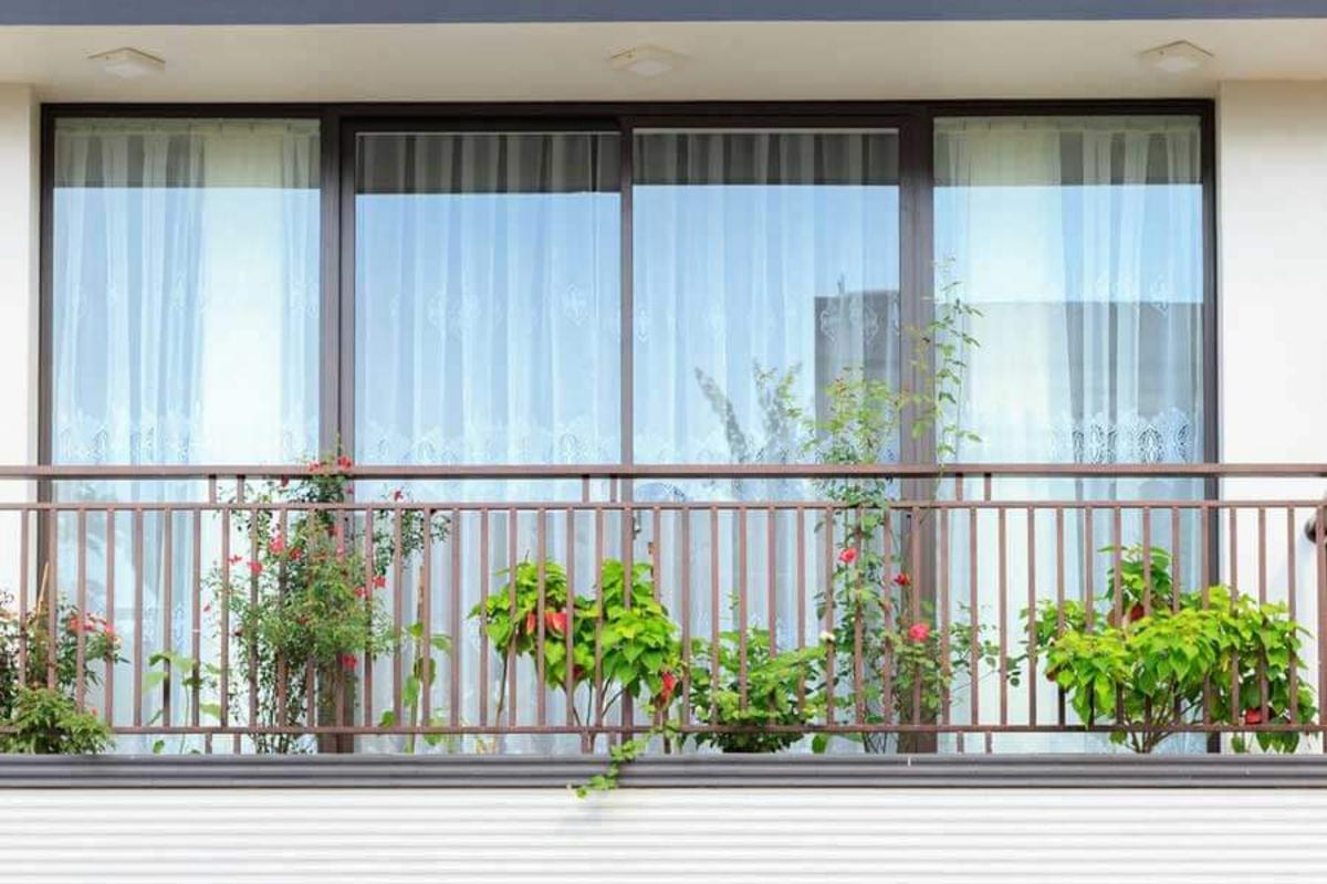4-panel aluminum glass living room sliding door installed at townhouse.