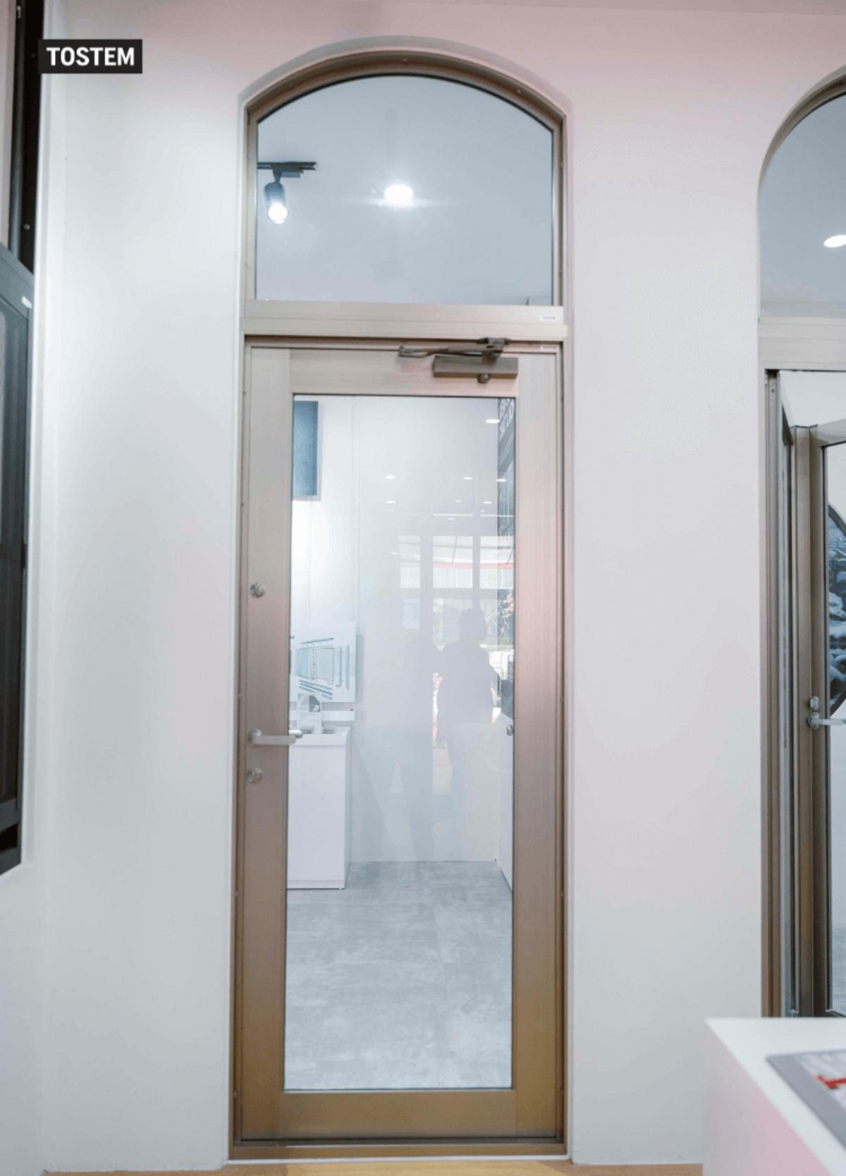 Arch partition paired with door in TOSTEM arch window design in India.