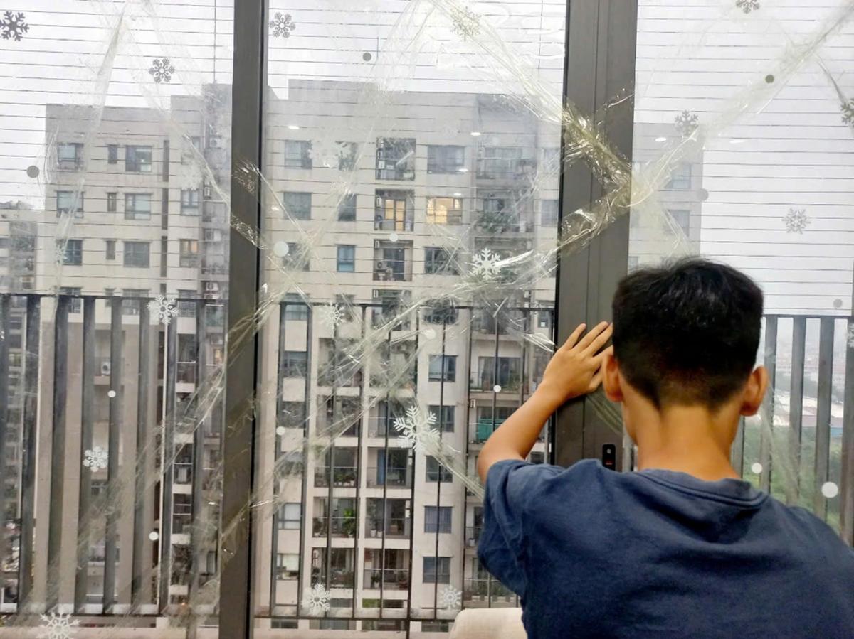Băng keo dán kính chống bão không thể giảm áp lực từ gió lớn và vật thể bay.