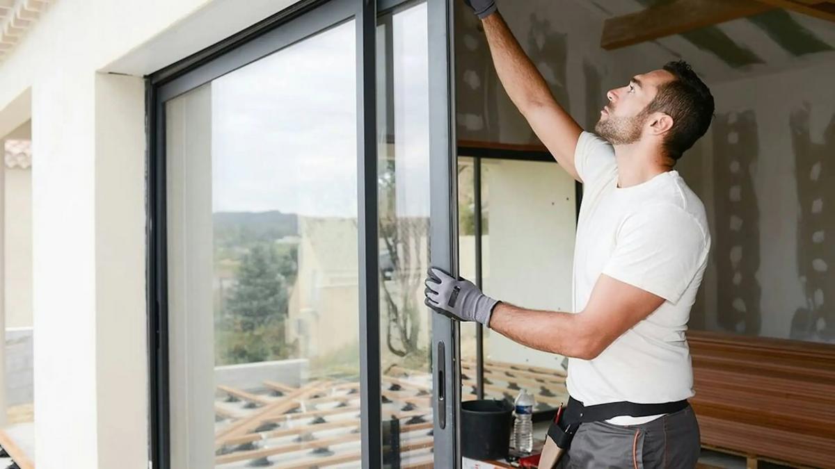 Bảo trì định kỳ giúp gia cố cửa chống bão, phát hiện và thay phụ kiện hỏng