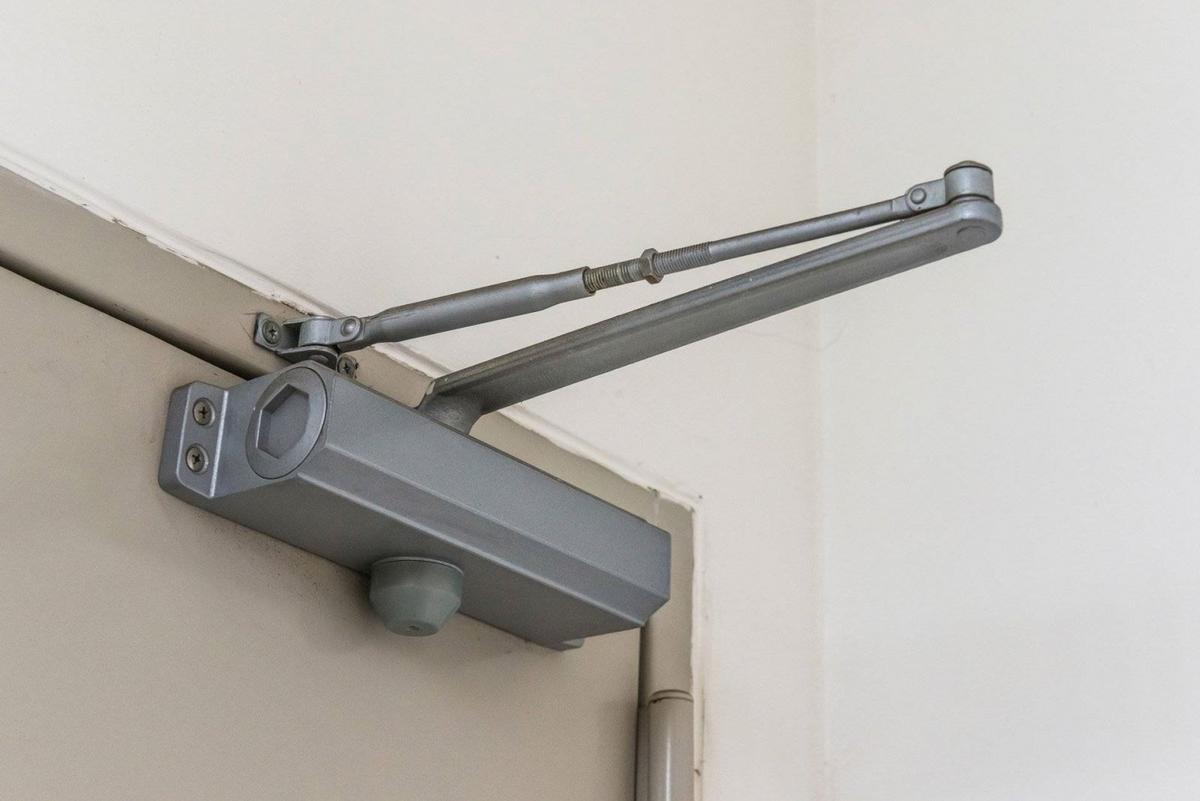 Các loại chặn cửa chống gió giúp giữ cửa không bị đóng sập hoặc bật mở đột ngột