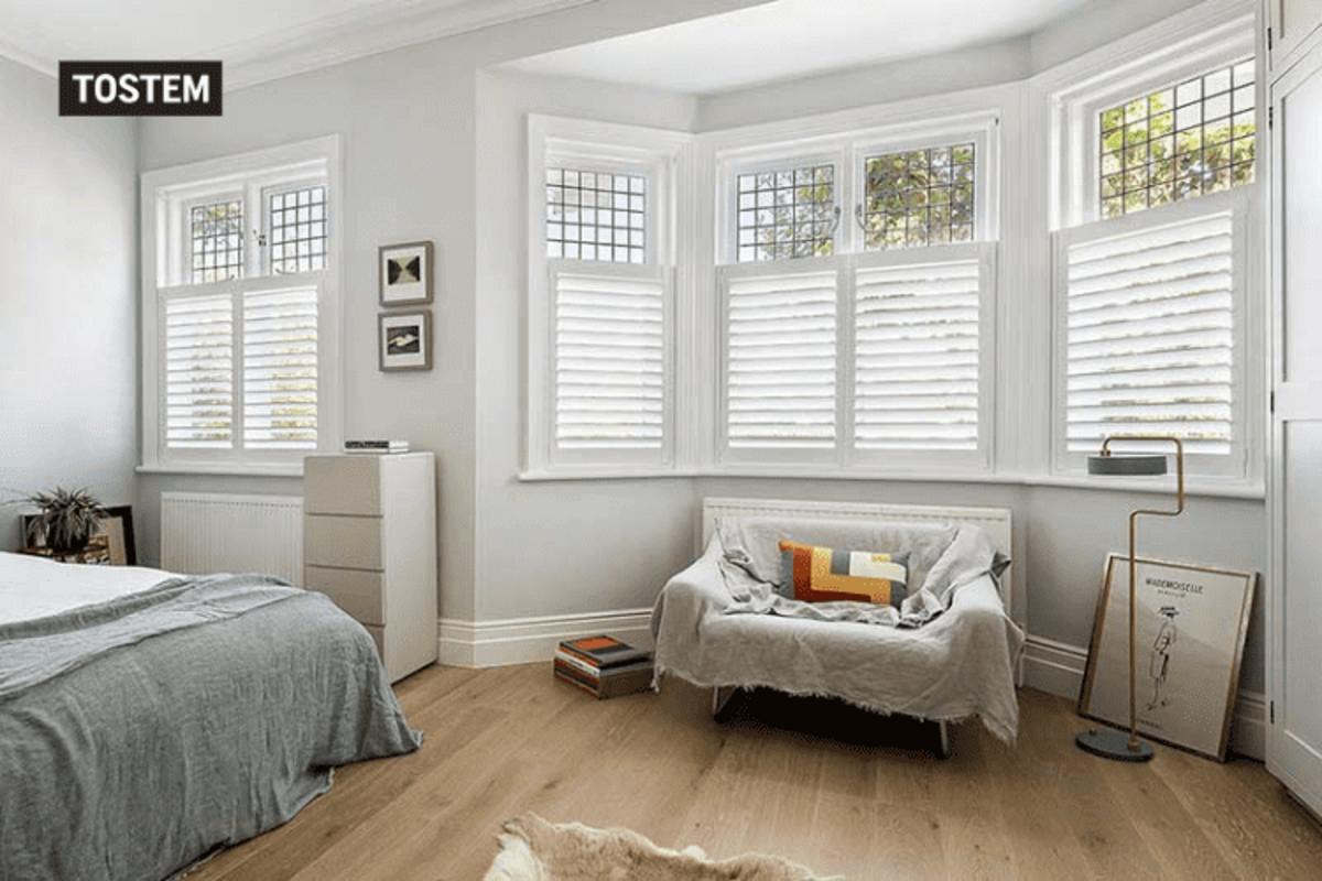 Compact aluminium louvre window suits bedroom interiors