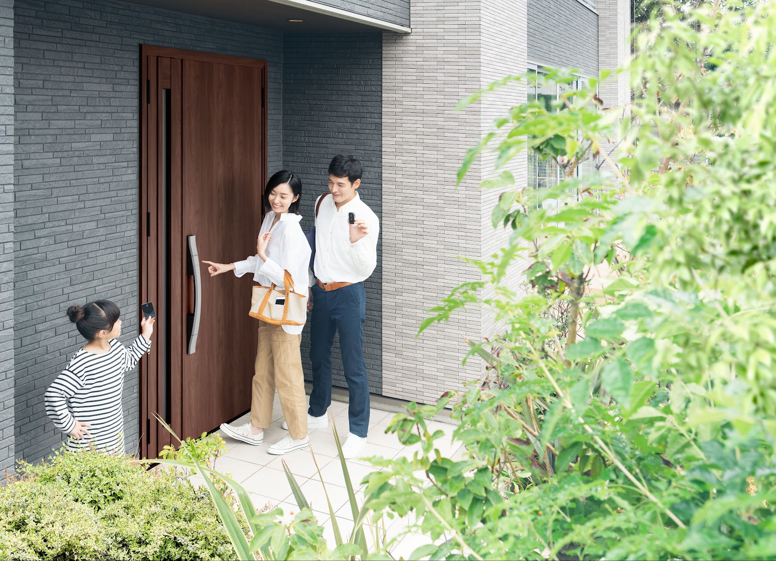 Cửa chính 1 cánh đẹp GIESTA Series sở hữu màu vân gỗ hiện đại, sang trọng tạo nên điểm nhấn thiết kế cho ngôi nhà 