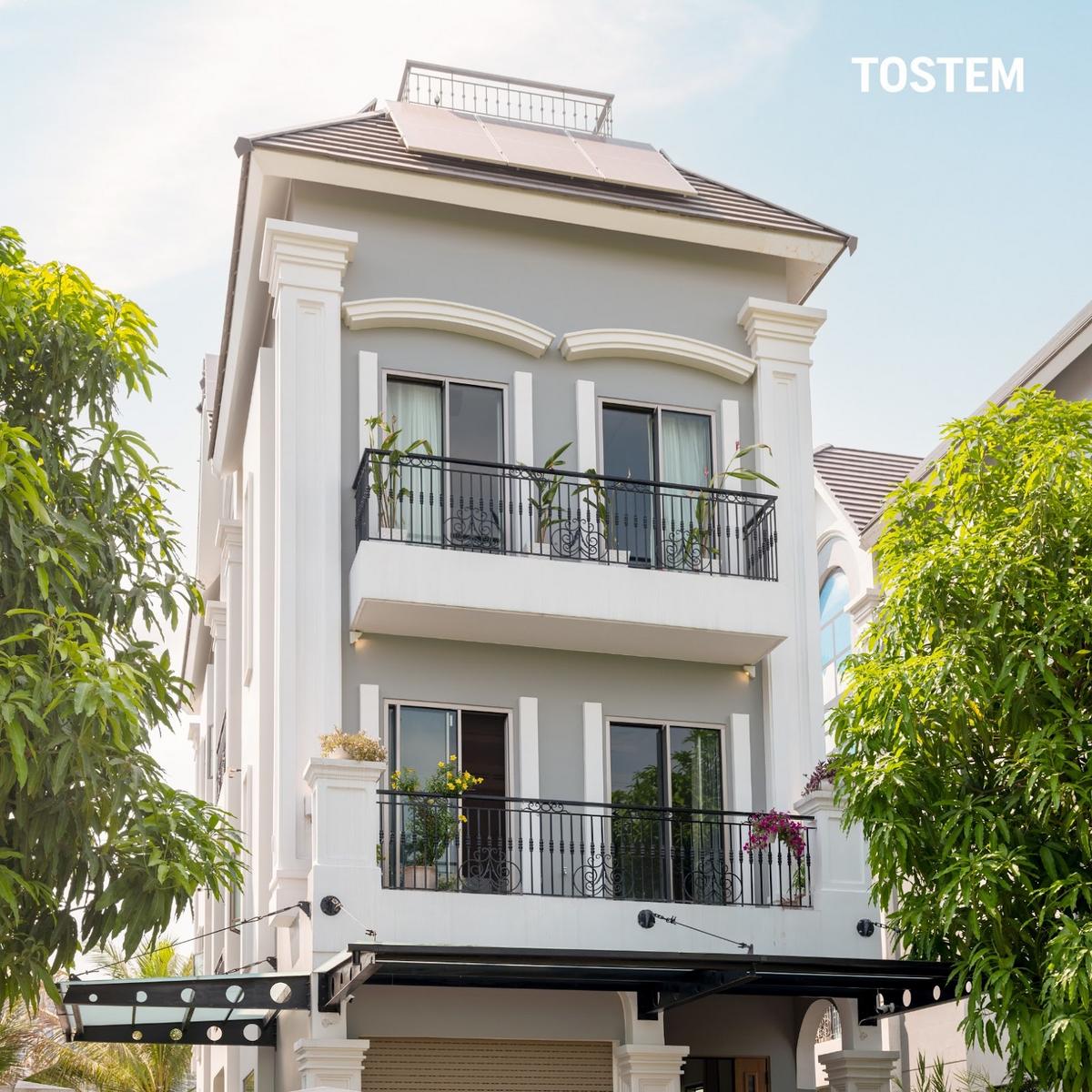 Cửa nhôm TOSTEM hiện đại, bền đẹp giúp nâng tầm không gian cho nhà 2 tầng cải tạo.
