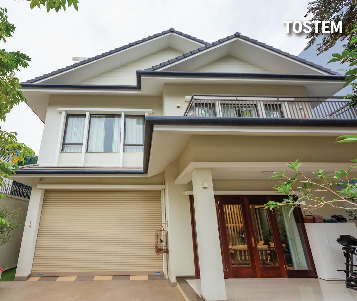 Cửa nhôm TOSTEM nâng cấp trang trí mẫu nhà mái Nhật 2 tầng hiện đại bền đẹp