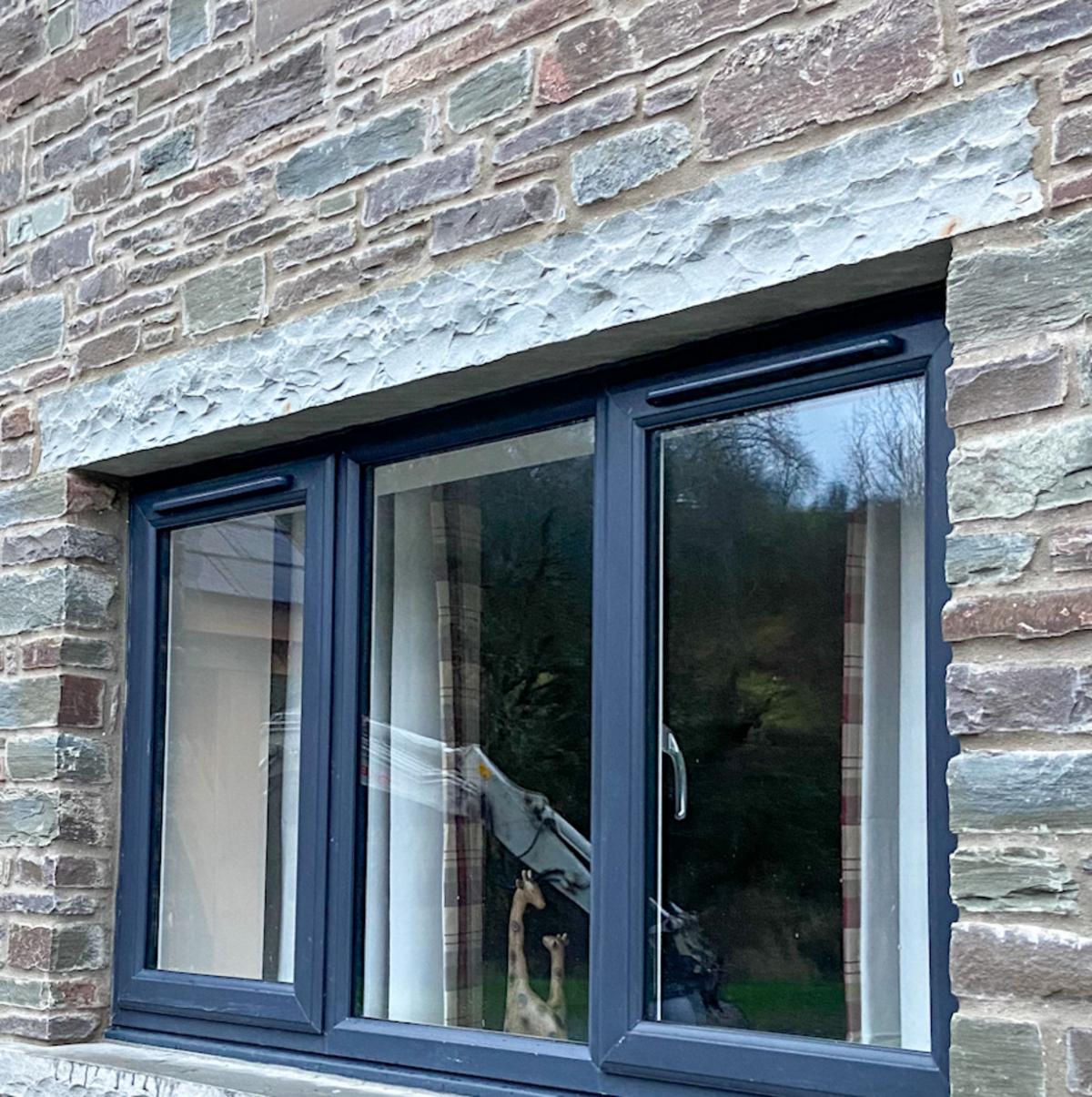 Đá nguyên khối được chế tác tinh xảo tạo hình lanh tô công trình.