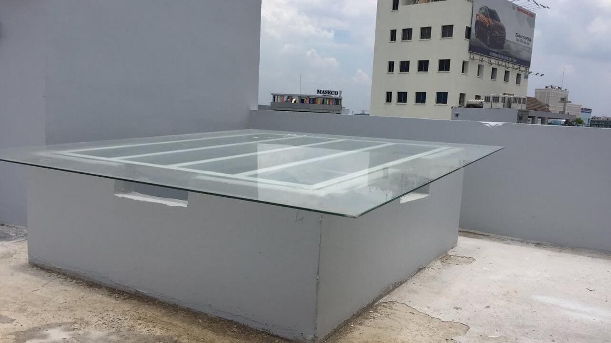 Đặt tấm nhựa mica tạm thời lên miệng để chống mưa hắt giếng trời khi bão lớn.