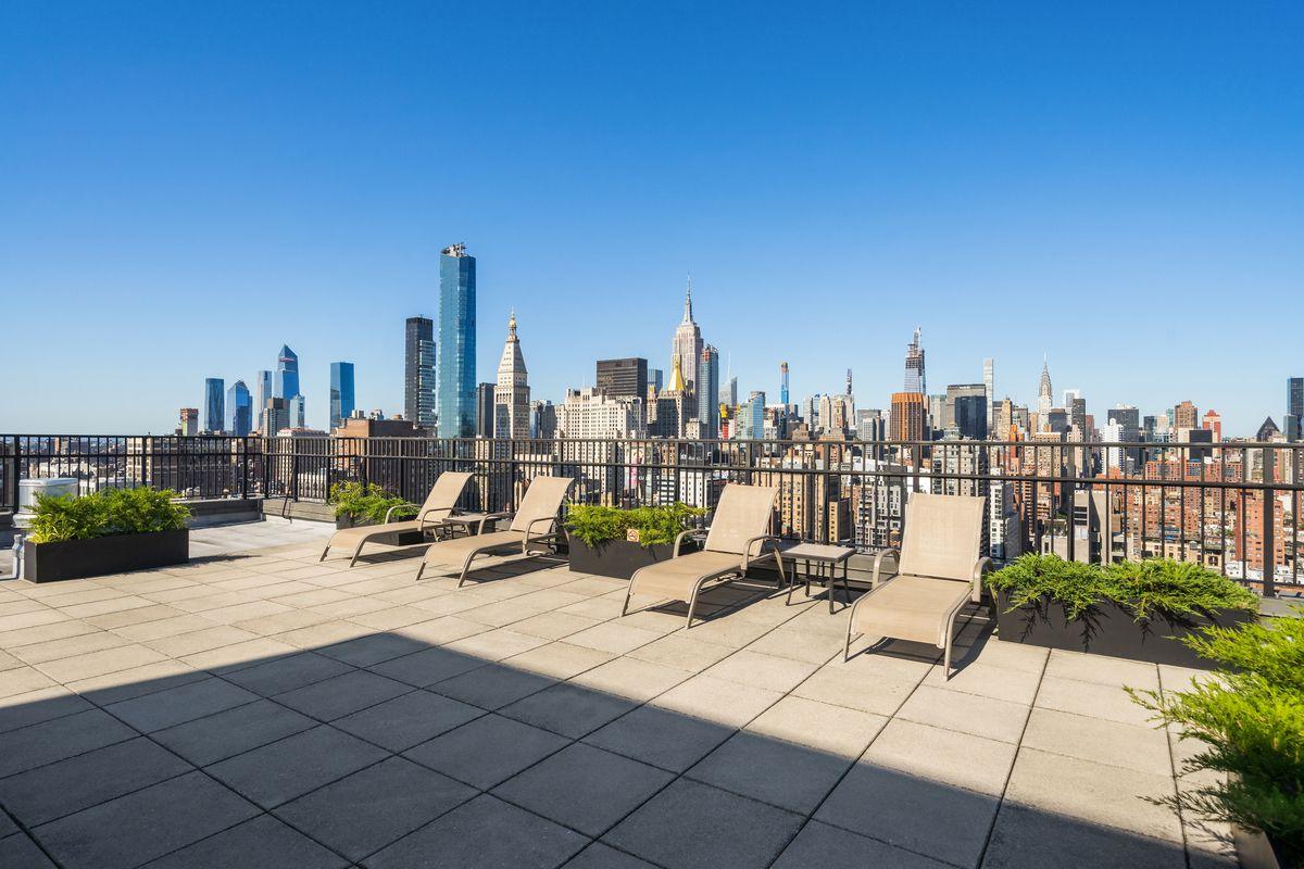 Diện tích đất quyết định quy mô và công năng của sân thượng.