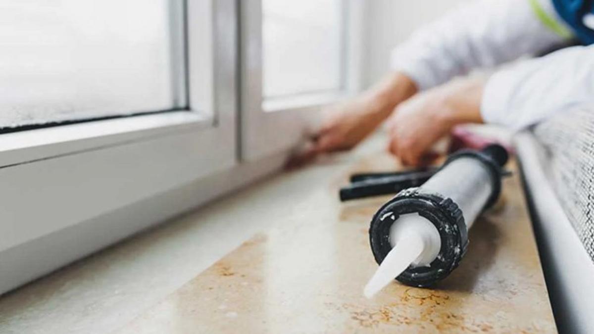 Dùng băng keo là cách bịt kín cửa sổ tạm thời, chống nước mưa xâm nhập nhanh chóng.