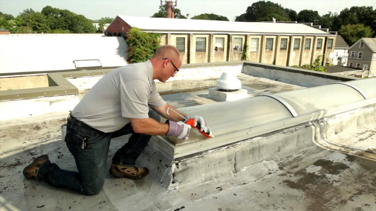 Dùng súng bắn keo silicon trám khe nứt giúp chống mưa hắt giếng trời hiệu quả.