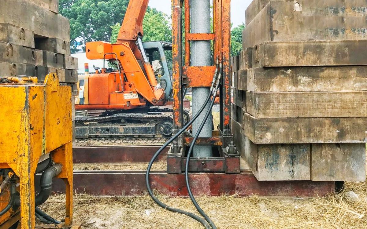 Ép hoặc đóng cọc cần tuân thủ đúng kết cấu móng cọc để đảm bảo chính xác.