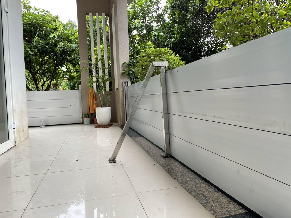 Gia chủ có thể lắp chặn cửa sổ chống gió bằng tấm kim loại hoặc nhựa composite chịu lực