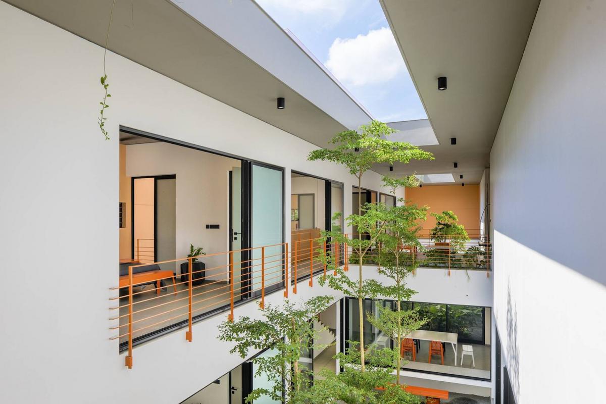 Giếng trời chữ nhật giúp thoáng khí trong phong cách thiết kế tối giản.