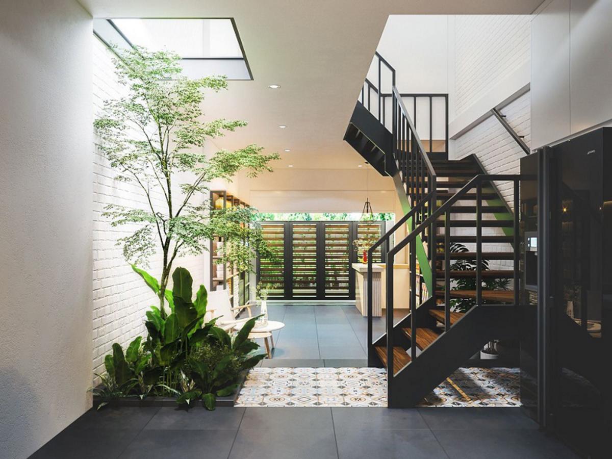 Giếng trời giữa nhà hợp nhà ống theo phong cách thiết kế tối giản.