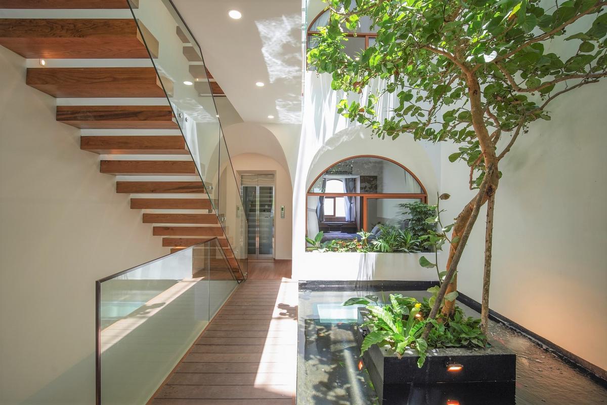 Giếng trời phong cách thiết kế tối giản giúp cân bằng năng lượng phong thủy.