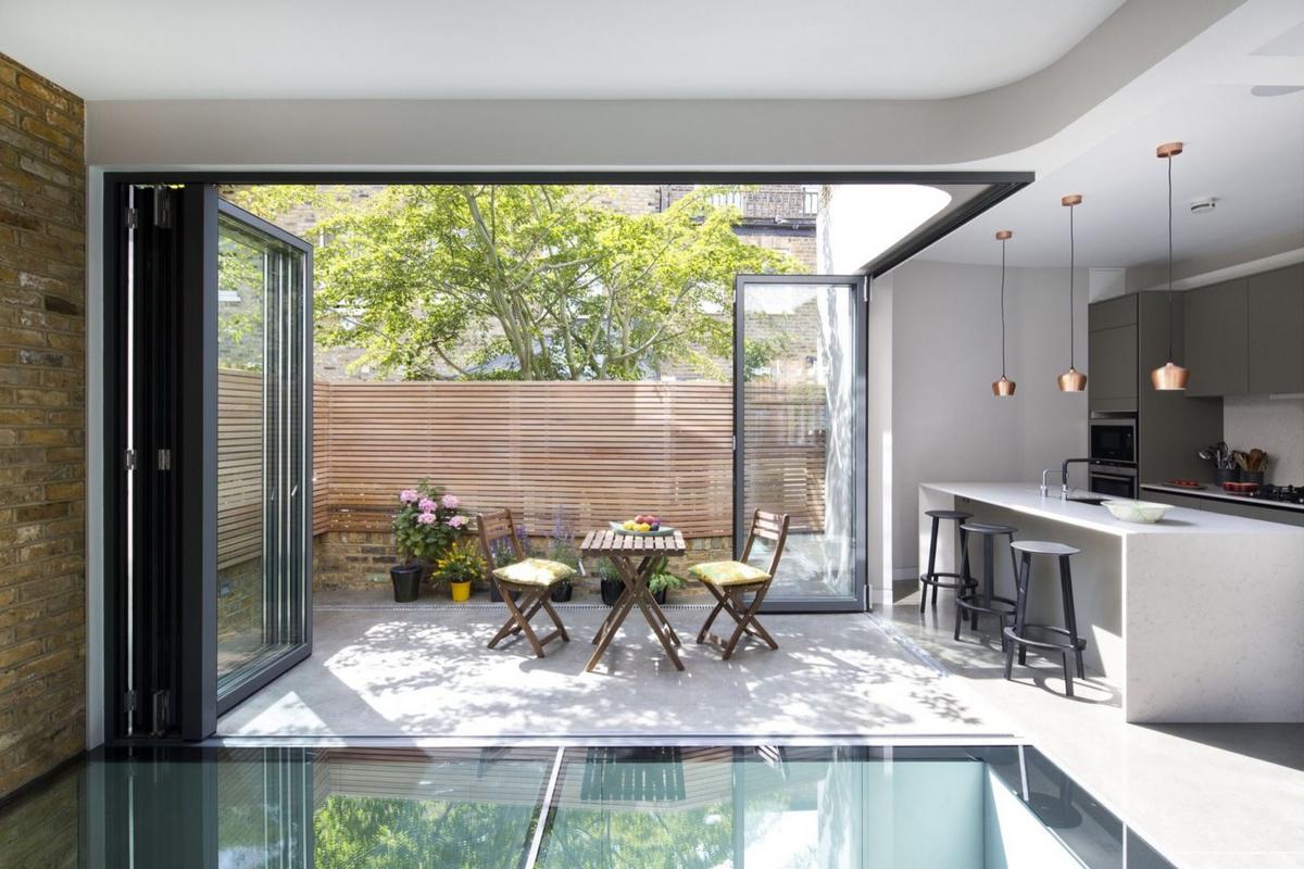 Giếng trời sau nhà giảm nóng trong phong cách thiết kế tối giản.