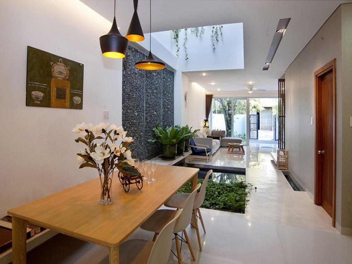 Giếng trời sau nhà tạo điểm mở cho phong cách thiết kế tối giản.