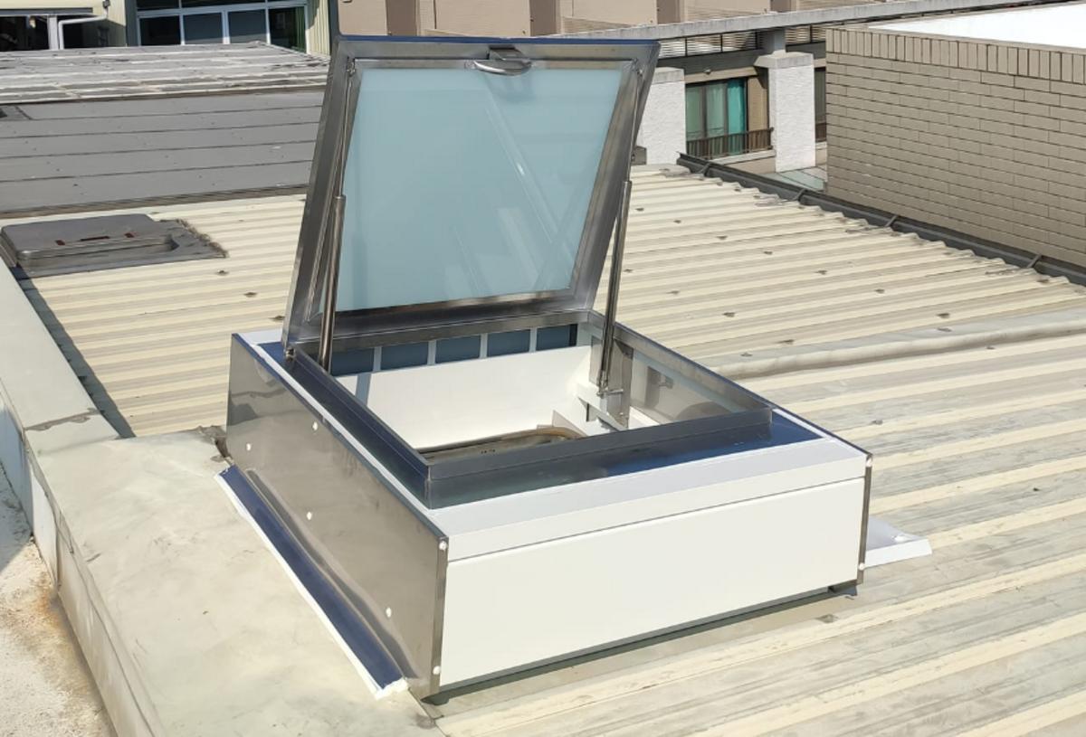 Giếng trời vuông phù hợp nhà phố theo phong cách thiết kế tối giản.