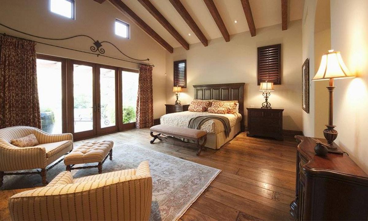 Giường ngủ trung tâm tạo cân đối trong phòng phong cách thiết kế tối giản