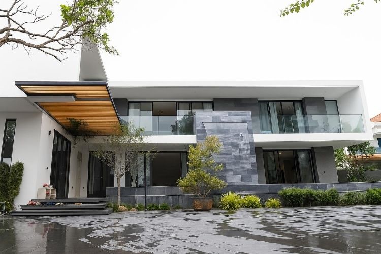 Biệt thự thường được thiết kế không gian mở với hiên cao và cân xứng