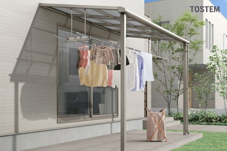 Mái hiên đến từ thương hiệu TOSTEM giúp không gian thoáng đãng và và ấm áp.
