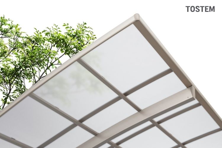 Hiên nhà TOSTEM được nhiều khách hàng yêu thích nhờ sự bền bỉ và ống thoát nước mưa có lưu lượng lớn.
