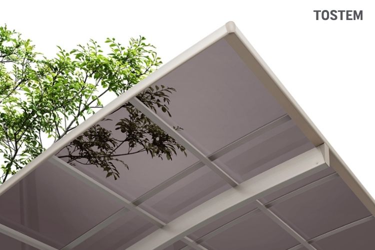 Chi phí làm hiên nhà nhôm kính sẽ cao hơn mái tôn, nhưng đổi lại là độ thẩm mỹ và sự bền bỉ cao