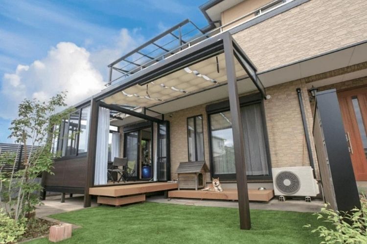 Mẫu hiên nhà hiện đại ưu tiên sử dụng trụ nhôm bền bỉ và sang trọng