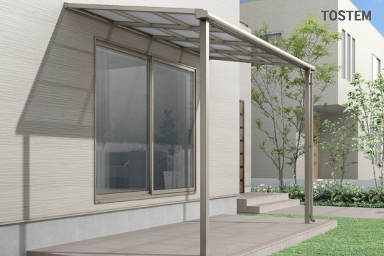 Một mẫu mái hiên TOSTEM có diện tích vừa phải lắp đặt cho công tình cấp 4.