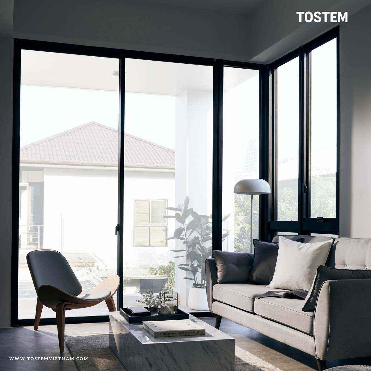 Hình ảnh phòng khách đẹp rộng hơn nhờ hệ cửa nhôm TOSTEM tinh tế