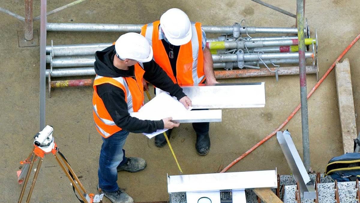 Khảo sát, đo đạc và thi công móng cọc là bước đầu tiên quan trọng.