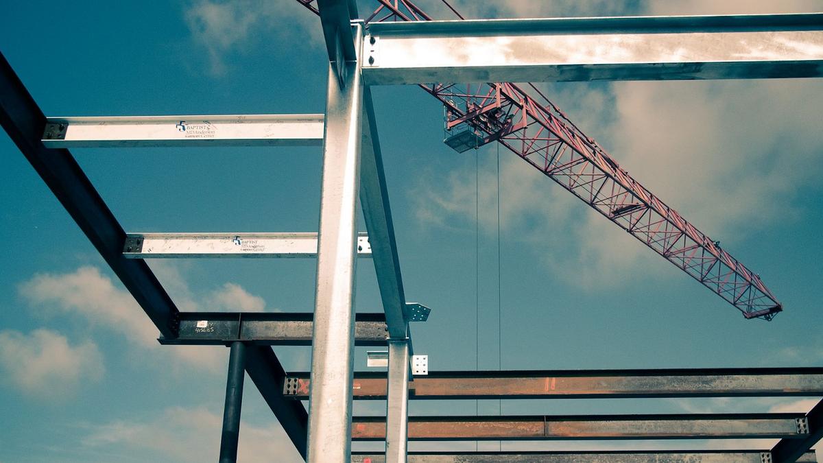 Khi khoảng cách cột rộng, chiều dài dầm là gì trong xây dựng cũng tăng.