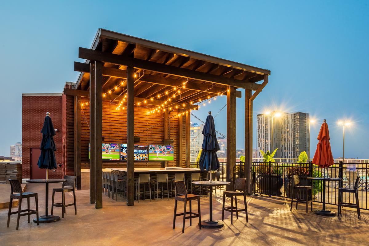 Không gian cà phê trên sân thượng mang lại cảm giác thư giãn khác biệt.