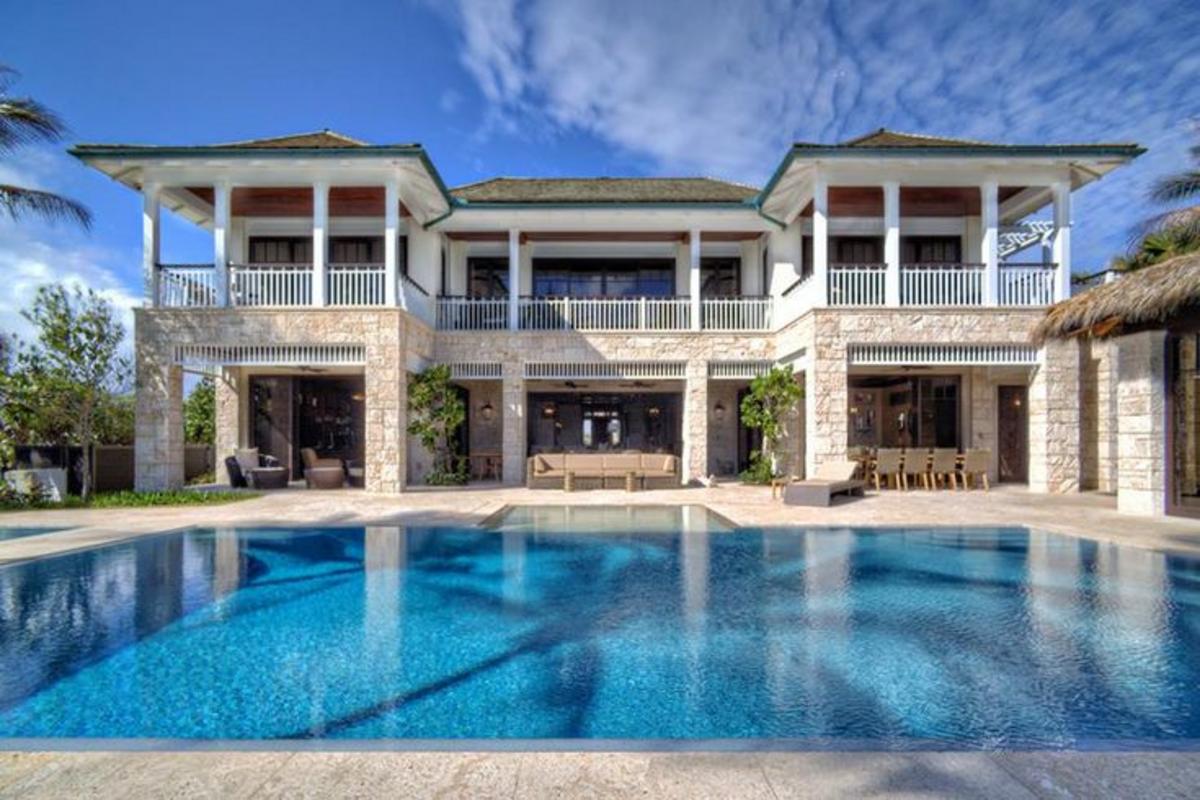 Kiến trúc nhà mái Nhật hai tầng hiện đại chữ U thích hợp gia đình yêu không gian thoáng