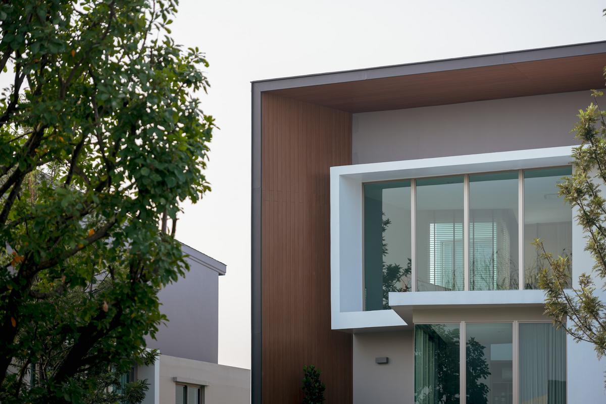 Kính 2 lớp Low-E TOSTEM khung nhôm trắng ngà cho kiến trúc hiện đại.