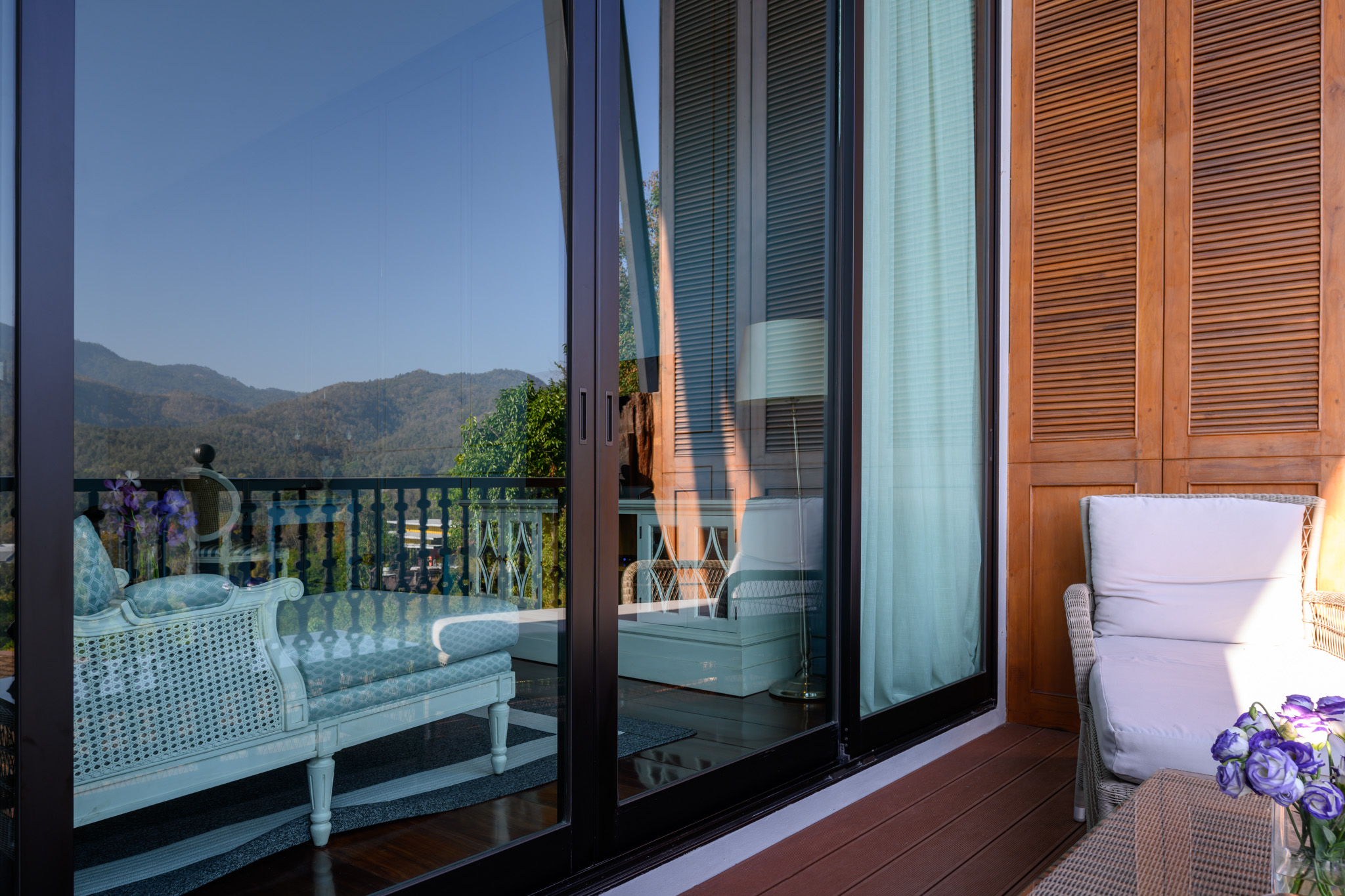 Kính hộp TOSTEM chịu lực thích hợp cho ứng dụng làm cửa đi chính.