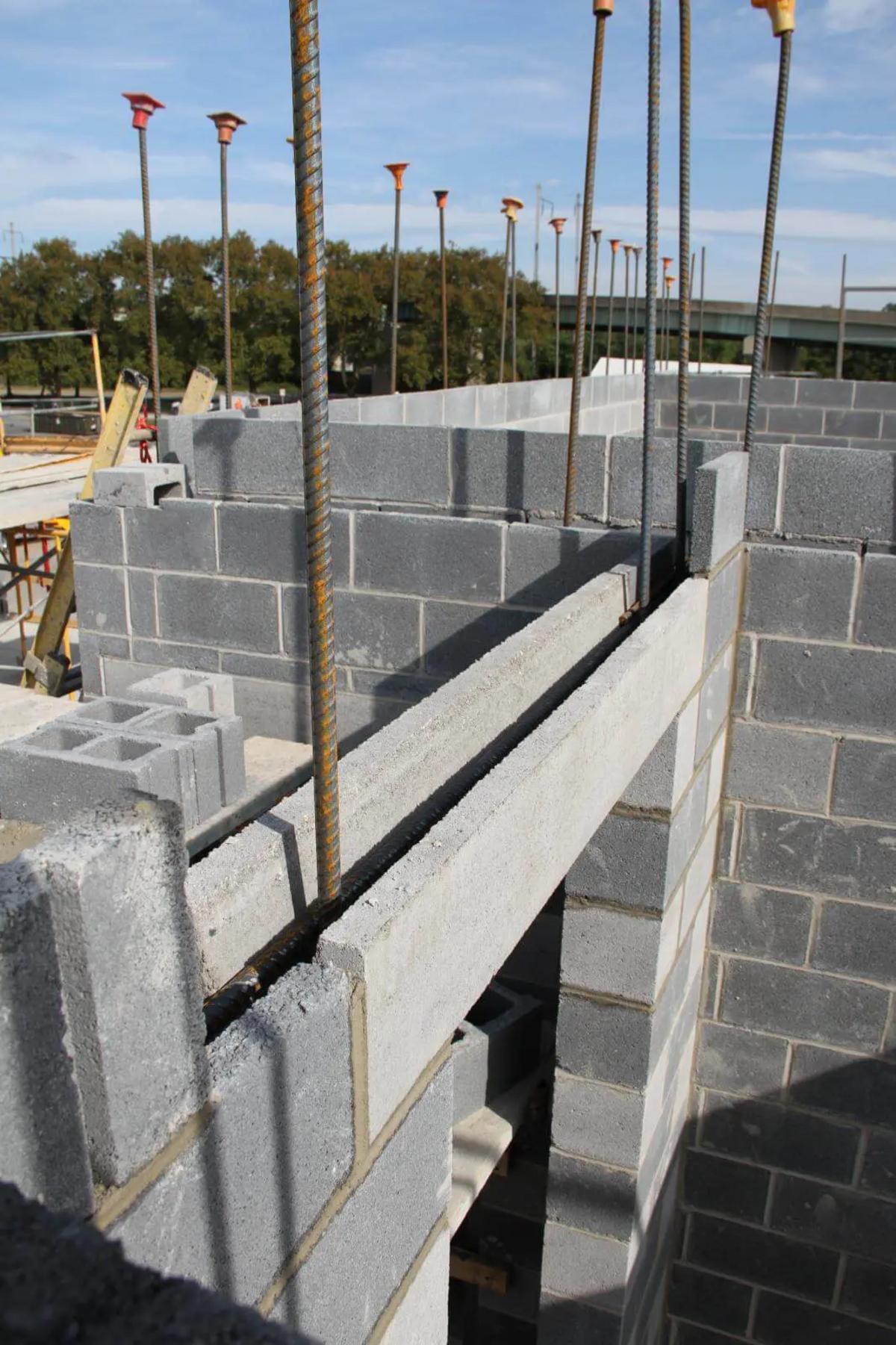 Lanh tô gạch cốt thép kết hợp ưu điểm gạch và thép gia cường chịu lực.