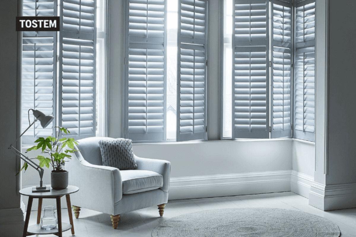 Living room louvre window with integrated ventilation slots