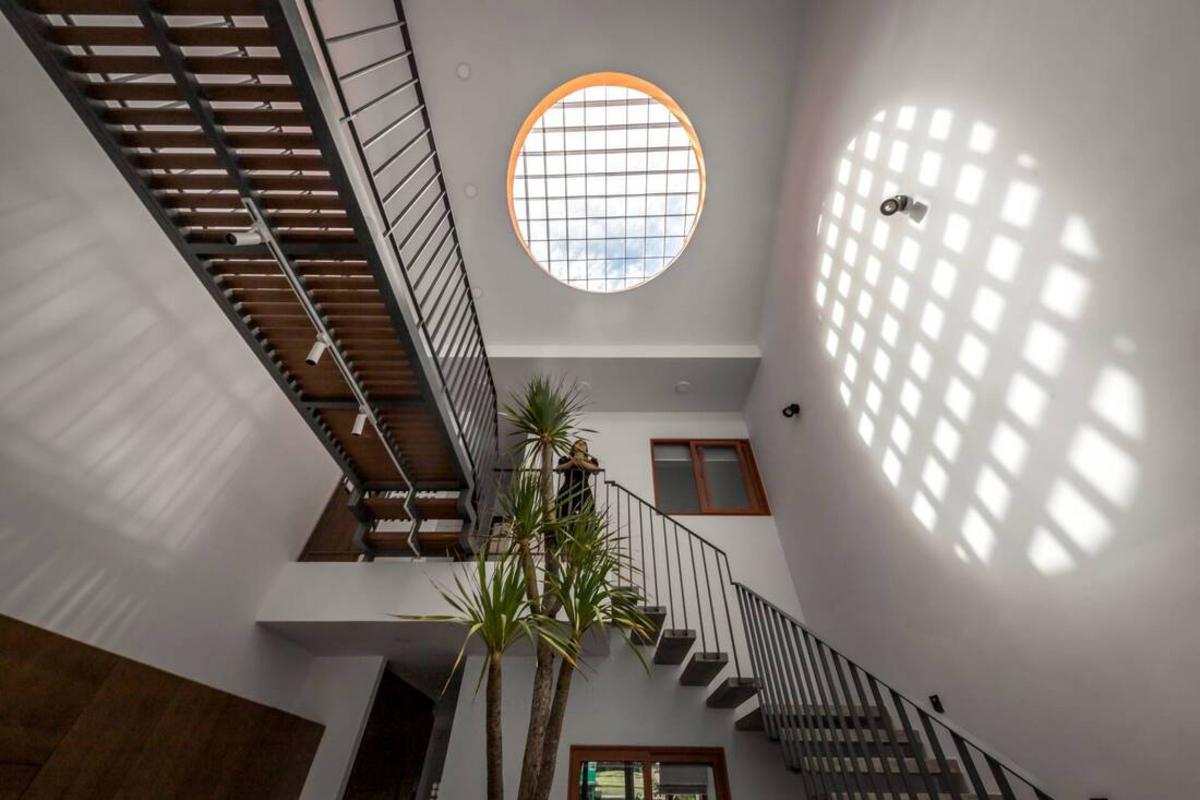 Mái giếng trời dạng dốc thoát nước nhanh trong phong cách thiết kế tối giản.