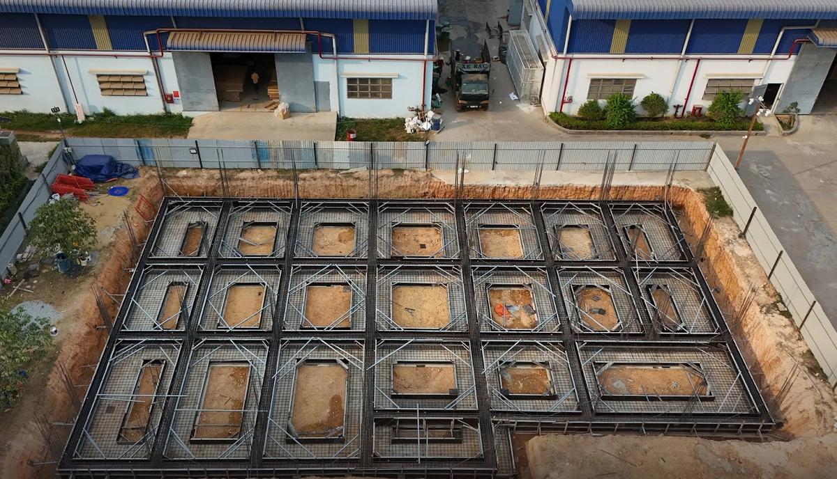 Mặt bằng móng băng được bố trí dọc hoặc ngang dưới nền nhà.