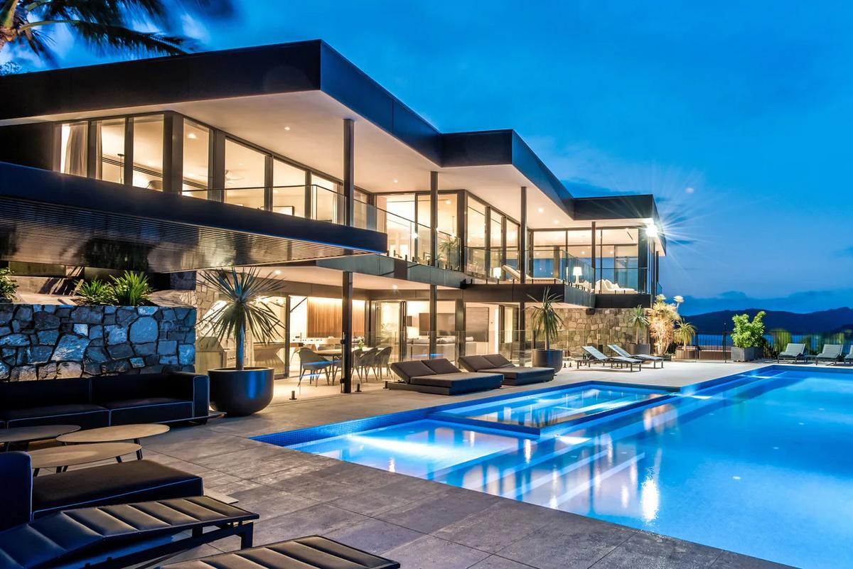 Mẫu biệt thự kính cường lực hiện đại, an toàn và tiện nghi cao