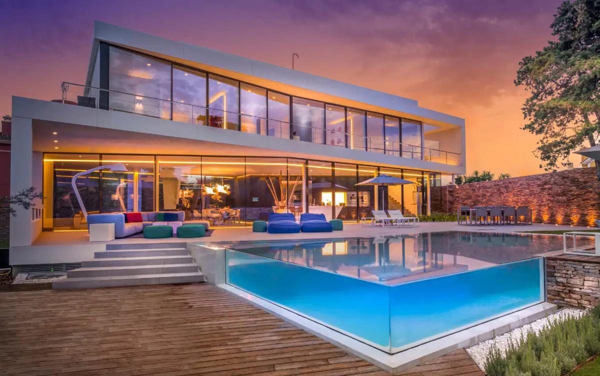 Mẫu biệt thự kính cường lực sang trọng, kết nối hài hòa cảnh quan