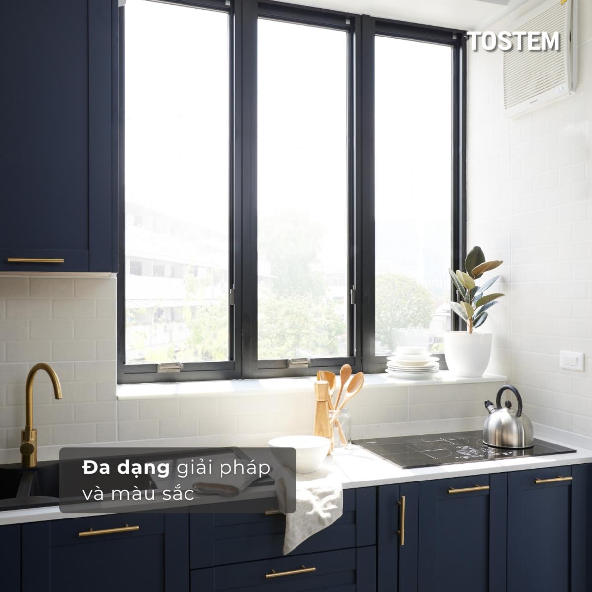 Mẫu nhà bếp đẹp đơn giản dùng cửa kính TOSTEM cho không gian thoáng sáng