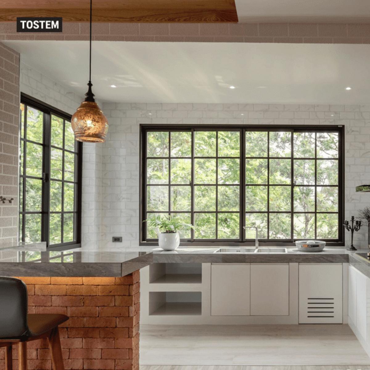 Mẫu nhà bếp đẹp đơn giản kết hợp cửa sổ TOSTEM lớn thông thoáng