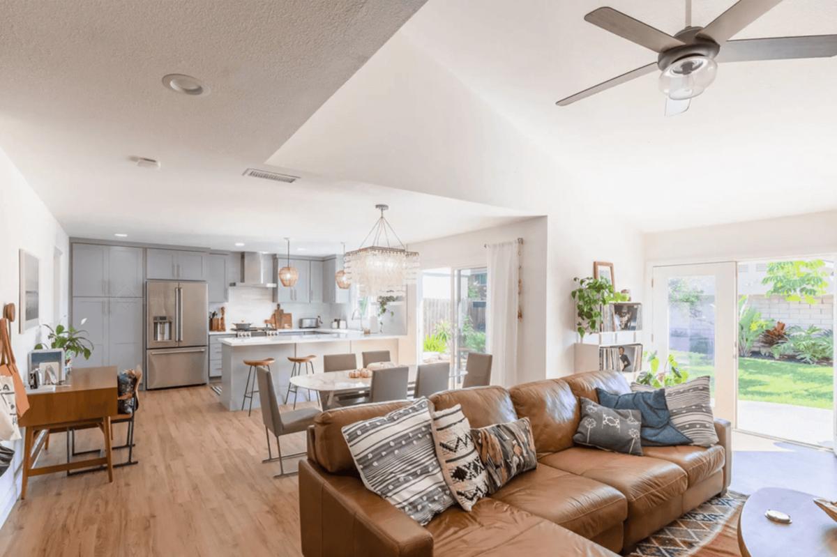 Mẫu nhà bếp đẹp đơn giản liên thông phòng khách tạo sự hài hòa