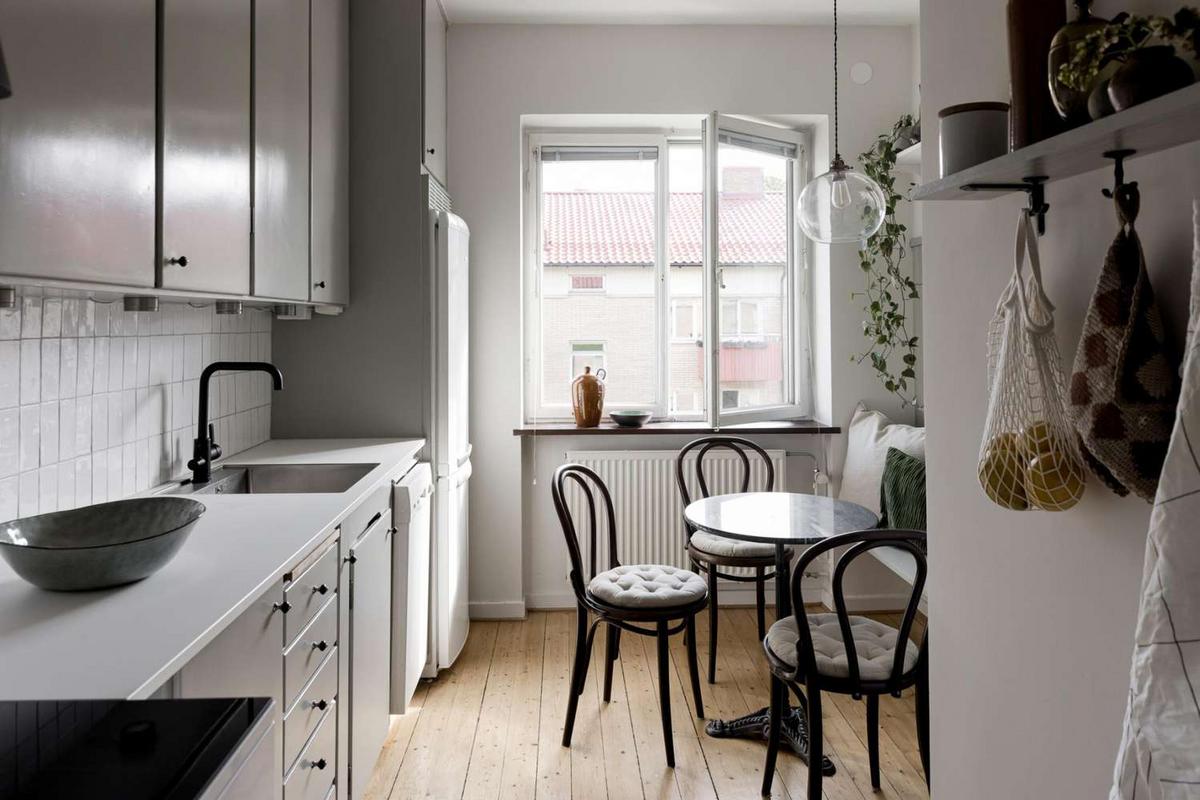 Mẫu nhà bếp đẹp đơn giản thiết kế tối giản giúp không gian thoáng